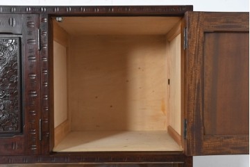 《脚(台輪)取り付け加工費込み》　中古　超美品　軽井沢彫り　桜文様の精緻な木彫が映えるガラス戸食器棚　(R-084583)