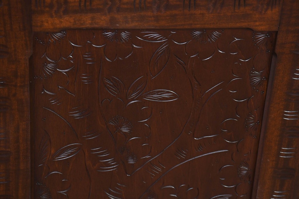 《脚(台輪)取り付け加工費込み》　中古　超美品　軽井沢彫り　桜文様の精緻な木彫が映えるガラス戸食器棚　(R-084583)