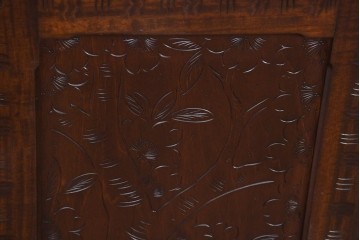 《脚(台輪)取り付け加工費込み》　中古　超美品　軽井沢彫り　桜文様の精緻な木彫が映えるガラス戸食器棚　(R-084583)