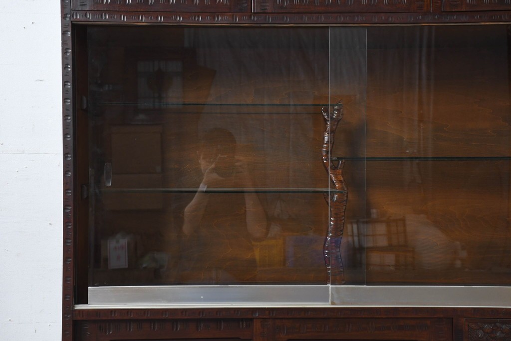 《脚(台輪)取り付け加工費込み》　中古　超美品　軽井沢彫り　桜文様の精緻な木彫が映えるガラス戸食器棚　(R-084583)