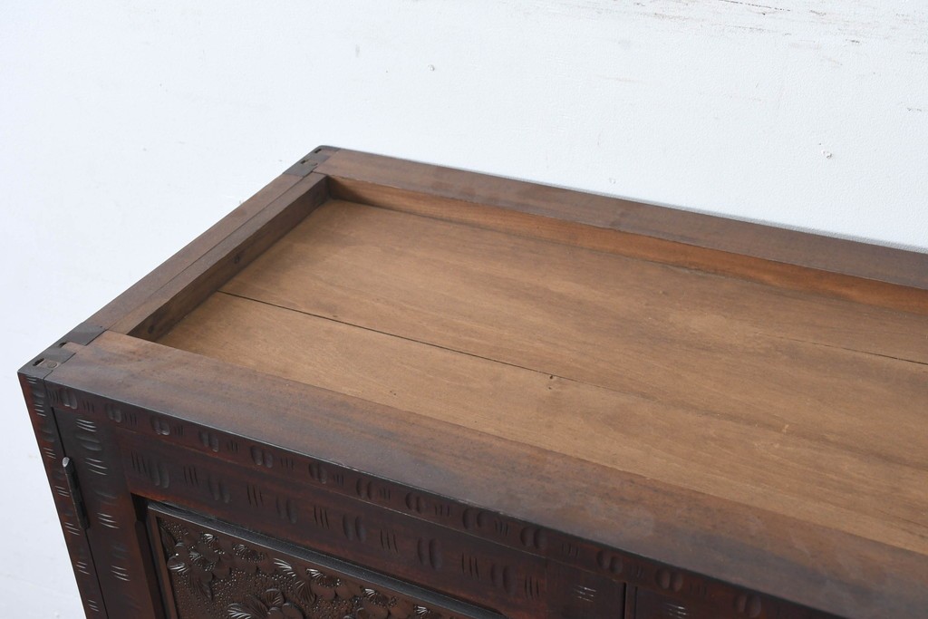 《脚(台輪)取り付け加工費込み》　中古　超美品　軽井沢彫り　桜文様の精緻な木彫が映えるガラス戸食器棚　(R-084583)