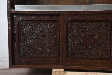 《脚(台輪)取り付け加工費込み》　中古　超美品　軽井沢彫り　桜文様の精緻な木彫が映えるガラス戸食器棚　(R-084583)