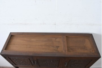 《脚(台輪)取り付け加工費込み》　中古　超美品　軽井沢彫り　桜文様の精緻な木彫が映えるガラス戸食器棚　(R-084583)