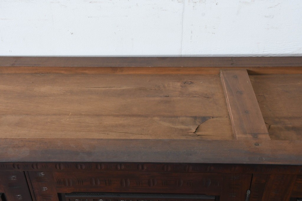 《脚(台輪)取り付け加工費込み》　中古　超美品　軽井沢彫り　桜文様の精緻な木彫が映えるガラス戸食器棚　(R-084583)