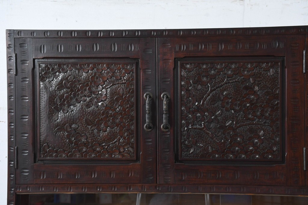 《脚(台輪)取り付け加工費込み》　中古　超美品　軽井沢彫り　桜文様の精緻な木彫が映えるガラス戸食器棚　(R-084583)