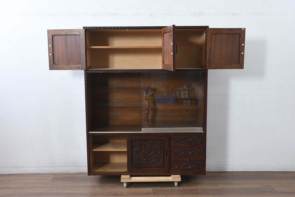 《脚(台輪)取り付け加工費込み》　中古　超美品　軽井沢彫り　桜文様の精緻な木彫が映えるガラス戸食器棚　(R-084583)