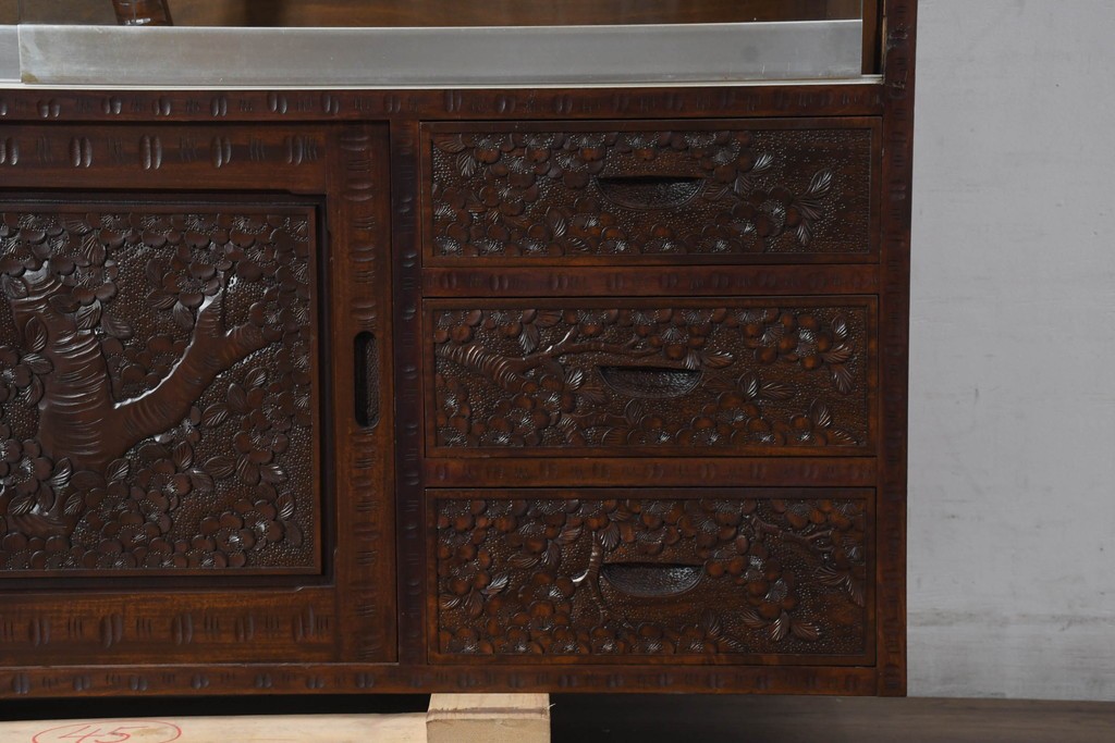 《脚(台輪)取り付け加工費込み》　中古　超美品　軽井沢彫り　桜文様の精緻な木彫が映えるガラス戸食器棚　(R-084583)