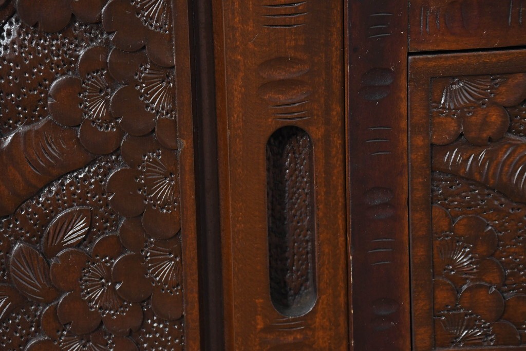 《脚(台輪)取り付け加工費込み》　中古　超美品　軽井沢彫り　桜文様の精緻な木彫が映えるガラス戸食器棚　(R-084583)