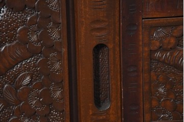 《脚(台輪)取り付け加工費込み》　中古　超美品　軽井沢彫り　桜文様の精緻な木彫が映えるガラス戸食器棚　(R-084583)