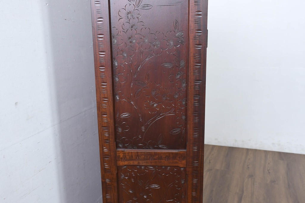 《脚(台輪)取り付け加工費込み》　中古　超美品　軽井沢彫り　桜文様の精緻な木彫が映えるガラス戸食器棚　(R-084583)