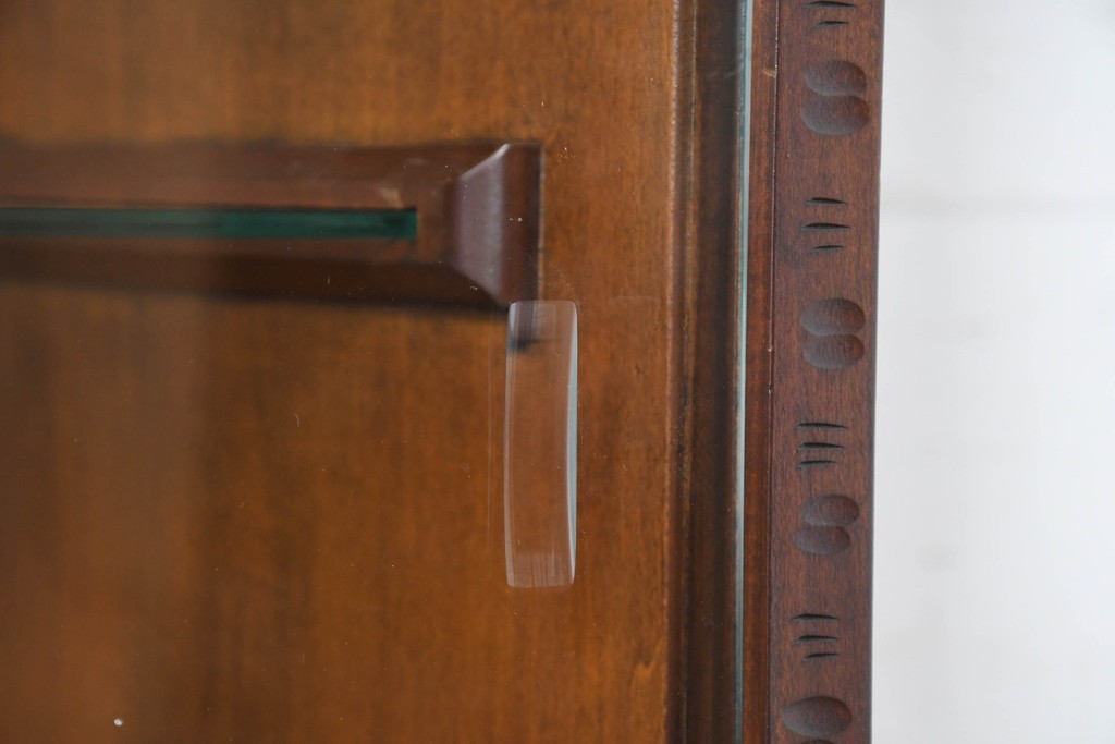 《脚(台輪)取り付け加工費込み》　中古　超美品　軽井沢彫り　桜文様の精緻な木彫が映えるガラス戸食器棚　(R-084583)