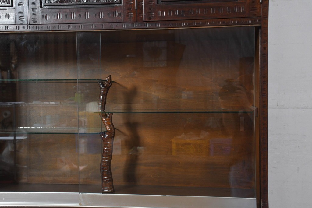 《脚(台輪)取り付け加工費込み》　中古　超美品　軽井沢彫り　桜文様の精緻な木彫が映えるガラス戸食器棚　(R-084583)