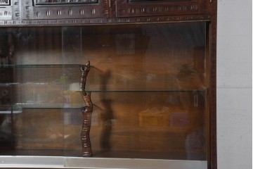 《脚(台輪)取り付け加工費込み》　中古　超美品　軽井沢彫り　桜文様の精緻な木彫が映えるガラス戸食器棚　(R-084583)