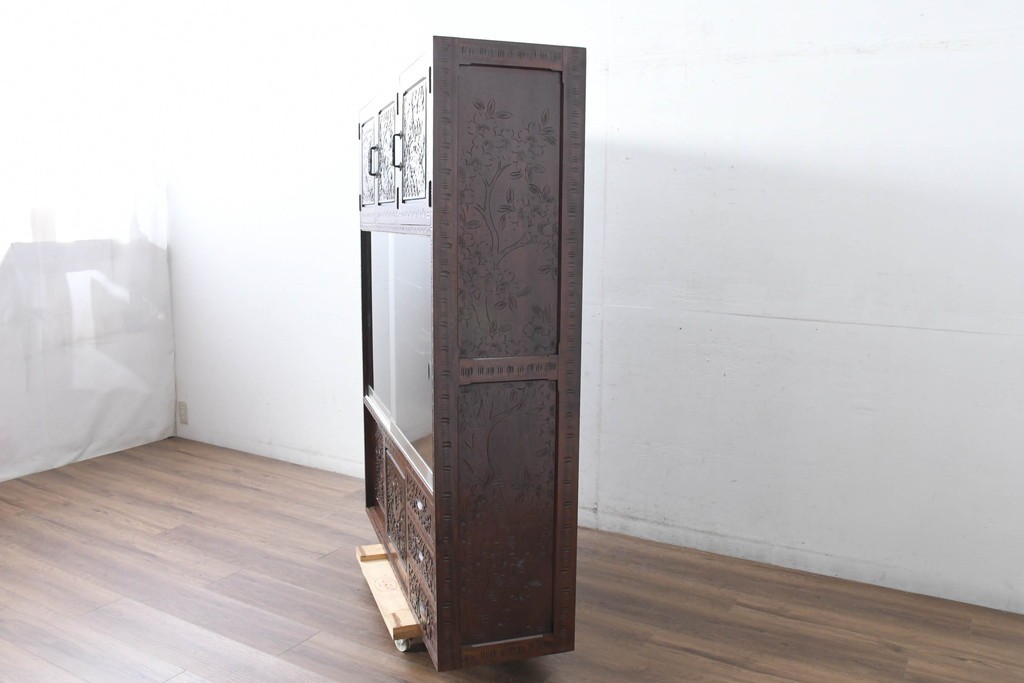 《脚(台輪)取り付け加工費込み》　中古　超美品　軽井沢彫り　桜文様の精緻な木彫が映えるガラス戸食器棚　(R-084583)