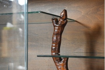 《脚(台輪)取り付け加工費込み》　中古　超美品　軽井沢彫り　桜文様の精緻な木彫が映えるガラス戸食器棚　(R-084583)