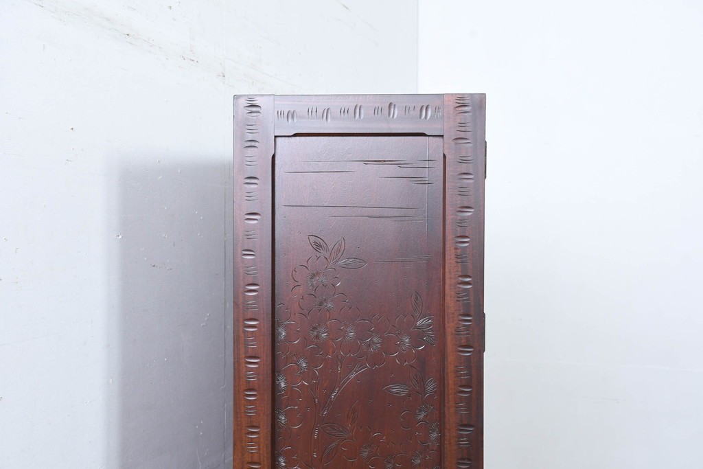 《脚(台輪)取り付け加工費込み》　中古　超美品　軽井沢彫り　桜文様の精緻な木彫が映えるガラス戸食器棚　(R-084583)