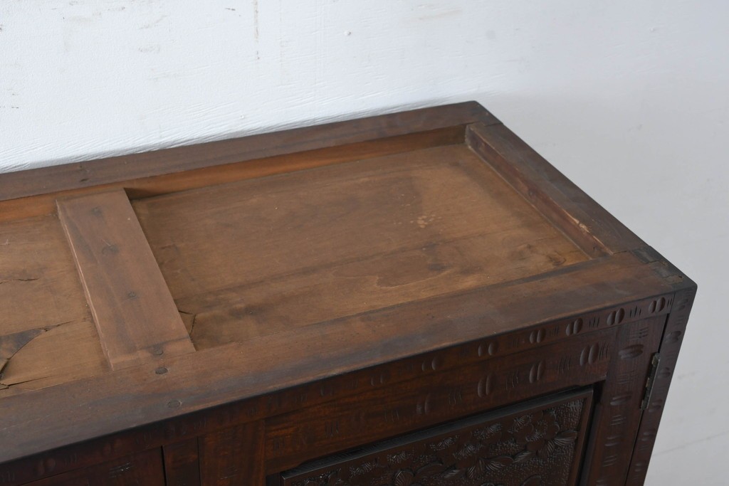 《脚(台輪)取り付け加工費込み》　中古　超美品　軽井沢彫り　桜文様の精緻な木彫が映えるガラス戸食器棚　(R-084583)