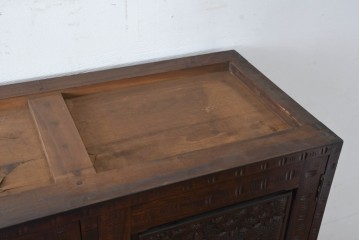 《脚(台輪)取り付け加工費込み》　中古　超美品　軽井沢彫り　桜文様の精緻な木彫が映えるガラス戸食器棚　(R-084583)