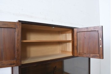 《脚(台輪)取り付け加工費込み》　中古　超美品　軽井沢彫り　桜文様の精緻な木彫が映えるガラス戸食器棚　(R-084583)