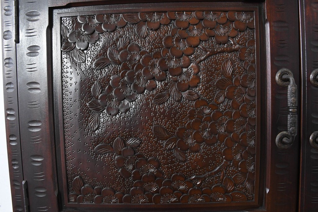 《脚(台輪)取り付け加工費込み》　中古　超美品　軽井沢彫り　桜文様の精緻な木彫が映えるガラス戸食器棚　(R-084583)