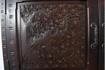 《脚(台輪)取り付け加工費込み》　中古　超美品　軽井沢彫り　桜文様の精緻な木彫が映えるガラス戸食器棚　(R-084583)