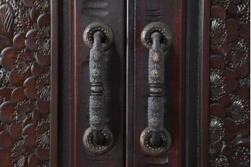 《脚(台輪)取り付け加工費込み》　中古　超美品　軽井沢彫り　桜文様の精緻な木彫が映えるガラス戸食器棚　(R-084583)