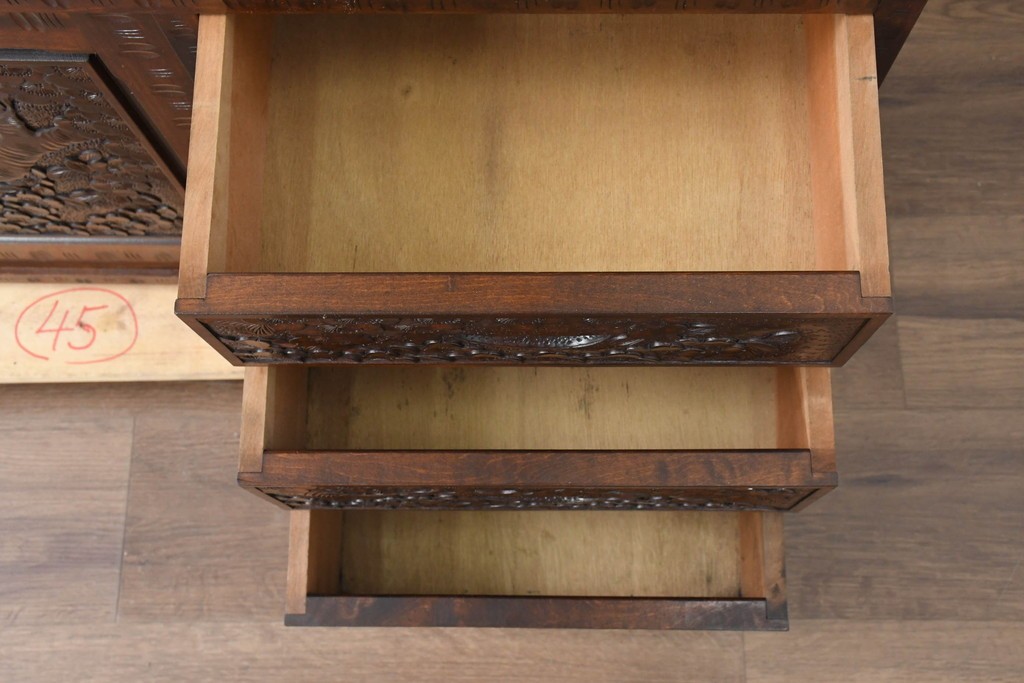 《脚(台輪)取り付け加工費込み》　中古　超美品　軽井沢彫り　桜文様の精緻な木彫が映えるガラス戸食器棚　(R-084583)