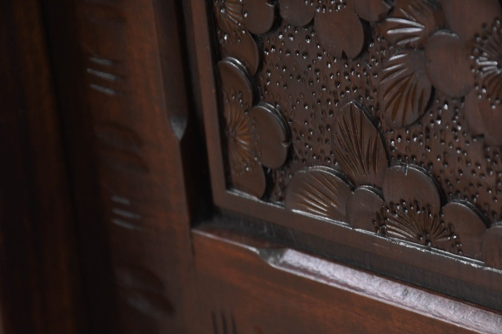 《脚(台輪)取り付け加工費込み》　中古　超美品　軽井沢彫り　桜文様の精緻な木彫が映えるガラス戸食器棚　(R-084583)