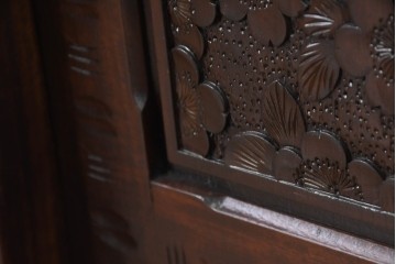 《脚(台輪)取り付け加工費込み》　中古　超美品　軽井沢彫り　桜文様の精緻な木彫が映えるガラス戸食器棚　(R-084583)