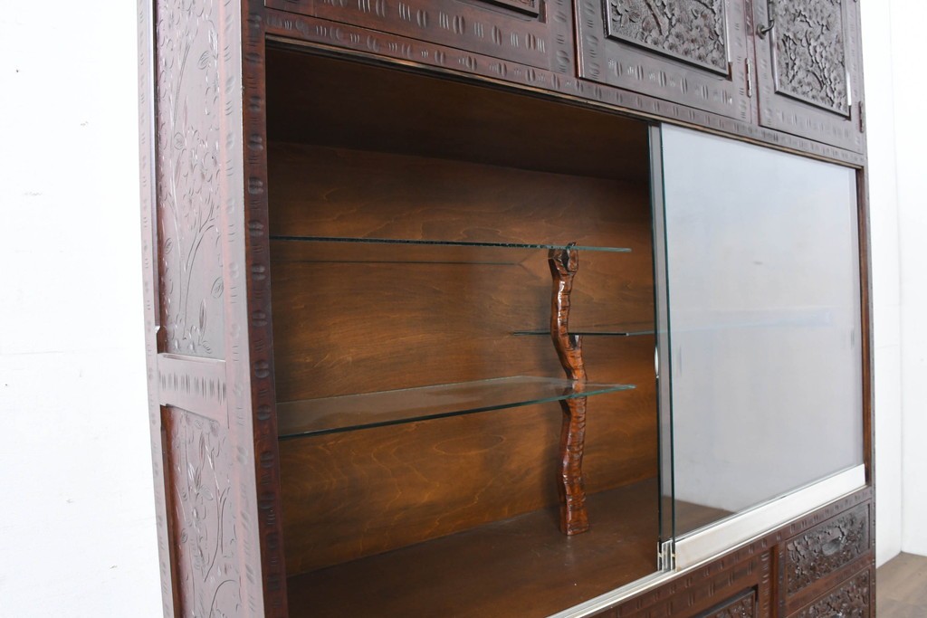 《脚(台輪)取り付け加工費込み》　中古　超美品　軽井沢彫り　桜文様の精緻な木彫が映えるガラス戸食器棚　(R-084583)