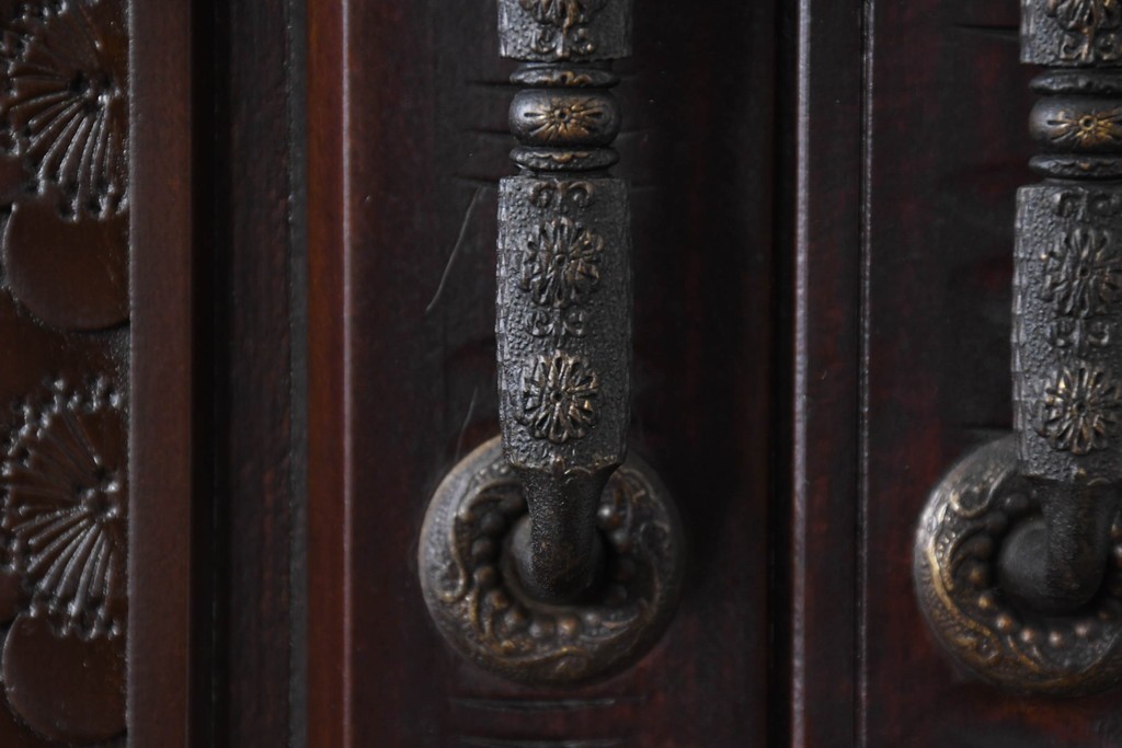 《脚(台輪)取り付け加工費込み》　中古　超美品　軽井沢彫り　桜文様の精緻な木彫が映えるガラス戸食器棚　(R-084583)