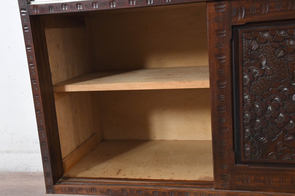 《脚(台輪)取り付け加工費込み》　中古　超美品　軽井沢彫り　桜文様の精緻な木彫が映えるガラス戸食器棚　(R-084583)