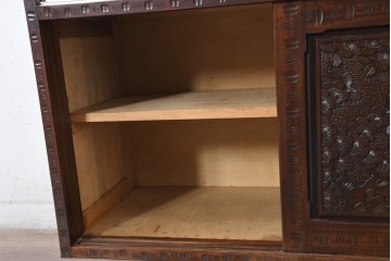 《脚(台輪)取り付け加工費込み》　中古　超美品　軽井沢彫り　桜文様の精緻な木彫が映えるガラス戸食器棚　(R-084583)