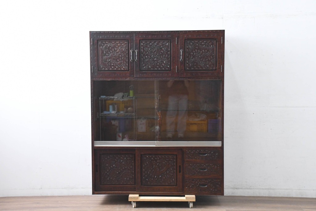 《脚(台輪)取り付け加工費込み》　中古　超美品　軽井沢彫り　桜文様の精緻な木彫が映えるガラス戸食器棚　(R-084583)