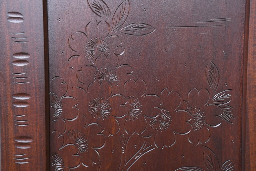 《脚(台輪)取り付け加工費込み》　中古　超美品　軽井沢彫り　桜文様の精緻な木彫が映えるガラス戸食器棚　(R-084583)