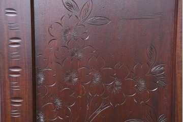 《脚(台輪)取り付け加工費込み》　中古　超美品　軽井沢彫り　桜文様の精緻な木彫が映えるガラス戸食器棚　(R-084583)