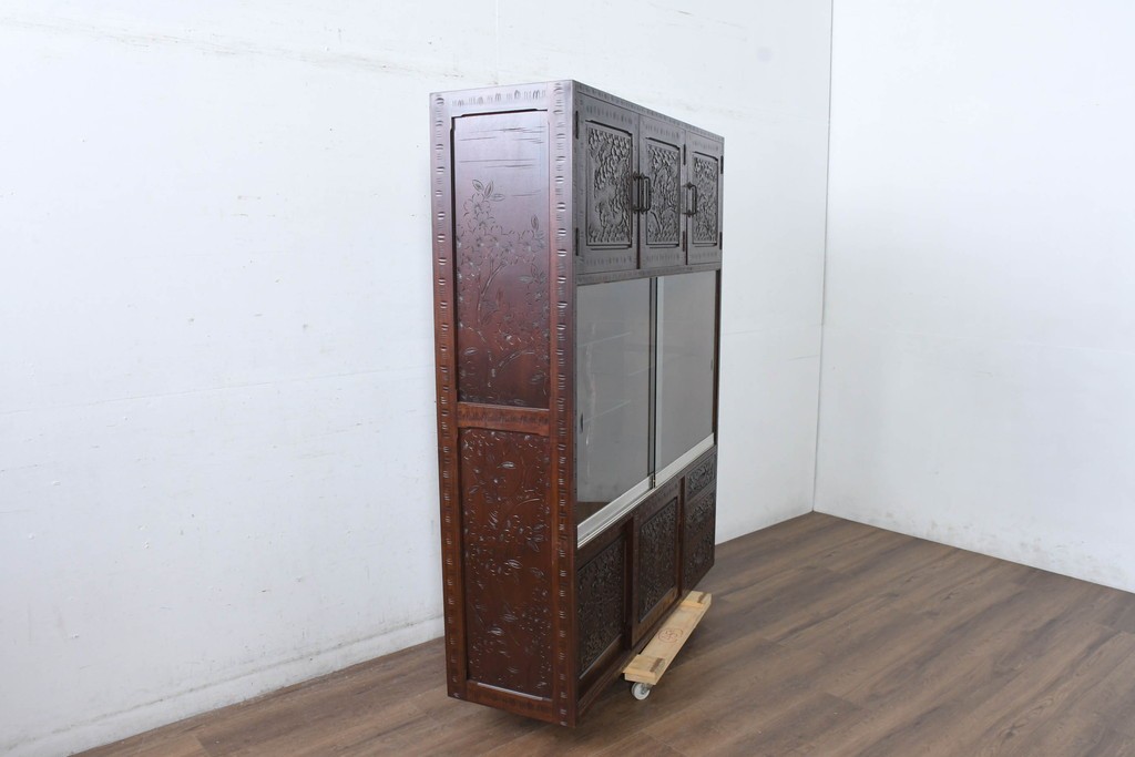 《脚(台輪)取り付け加工費込み》　中古　超美品　軽井沢彫り　桜文様の精緻な木彫が映えるガラス戸食器棚　(R-084583)