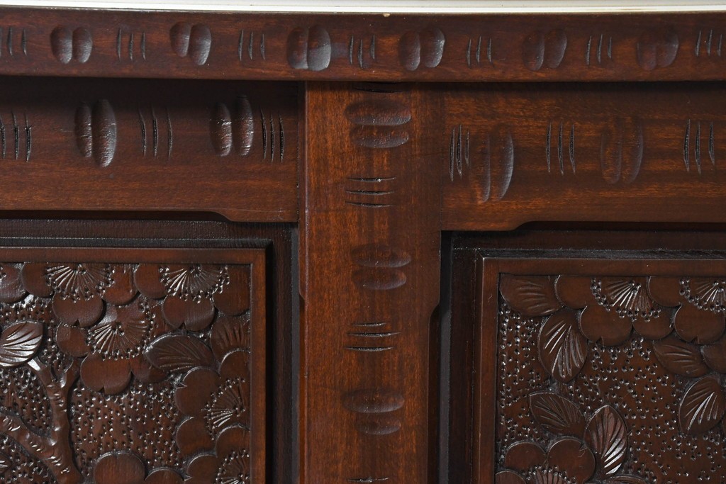 《脚(台輪)取り付け加工費込み》　中古　超美品　軽井沢彫り　桜文様の精緻な木彫が映えるガラス戸食器棚　(R-084583)