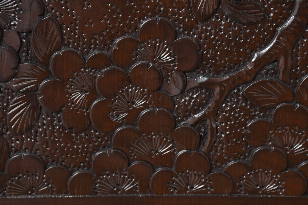 《脚(台輪)取り付け加工費込み》　中古　超美品　軽井沢彫り　桜文様の精緻な木彫が映えるガラス戸食器棚　(R-084583)