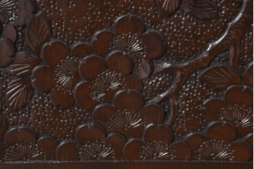 《脚(台輪)取り付け加工費込み》　中古　超美品　軽井沢彫り　桜文様の精緻な木彫が映えるガラス戸食器棚　(R-084583)