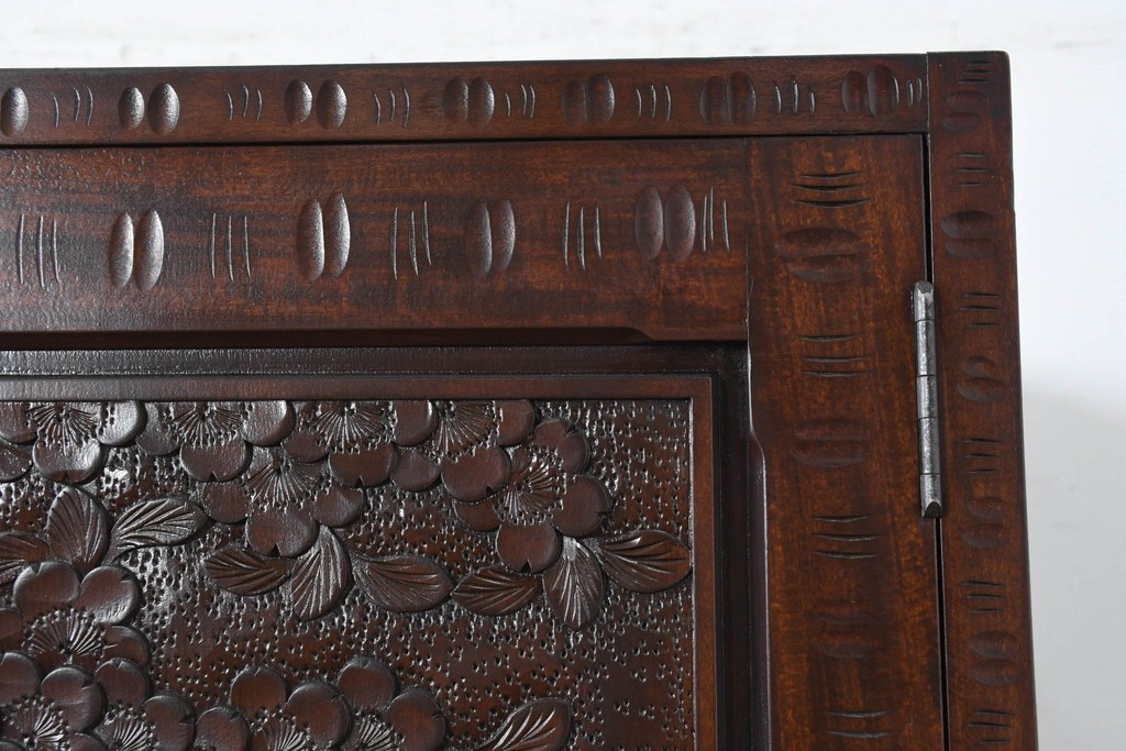 《脚(台輪)取り付け加工費込み》　中古　超美品　軽井沢彫り　桜文様の精緻な木彫が映えるガラス戸食器棚　(R-084583)