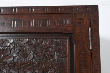 《脚(台輪)取り付け加工費込み》　中古　超美品　軽井沢彫り　桜文様の精緻な木彫が映えるガラス戸食器棚　(R-084583)