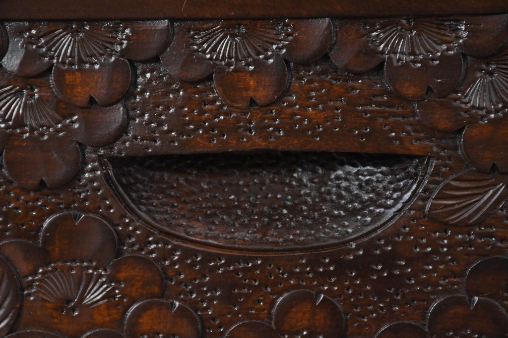 《脚(台輪)取り付け加工費込み》　中古　超美品　軽井沢彫り　桜文様の精緻な木彫が映えるガラス戸食器棚　(R-084583)