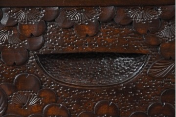 《脚(台輪)取り付け加工費込み》　中古　超美品　軽井沢彫り　桜文様の精緻な木彫が映えるガラス戸食器棚　(R-084583)