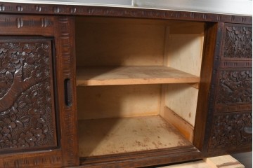 《脚(台輪)取り付け加工費込み》　中古　超美品　軽井沢彫り　桜文様の精緻な木彫が映えるガラス戸食器棚　(R-084583)