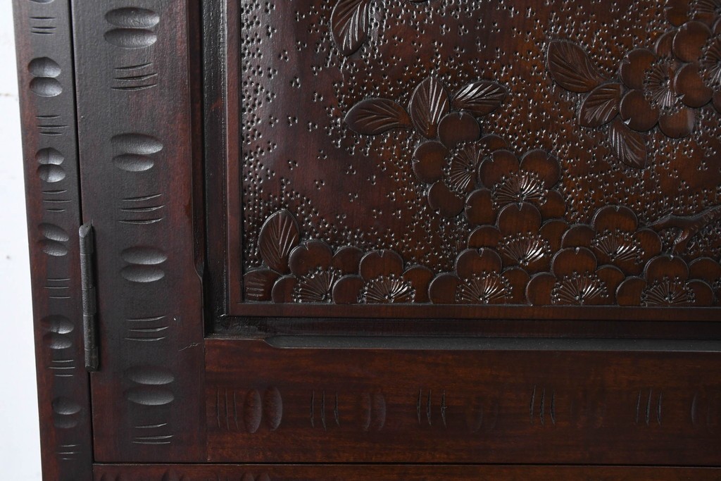 《脚(台輪)取り付け加工費込み》　中古　超美品　軽井沢彫り　桜文様の精緻な木彫が映えるガラス戸食器棚　(R-084583)