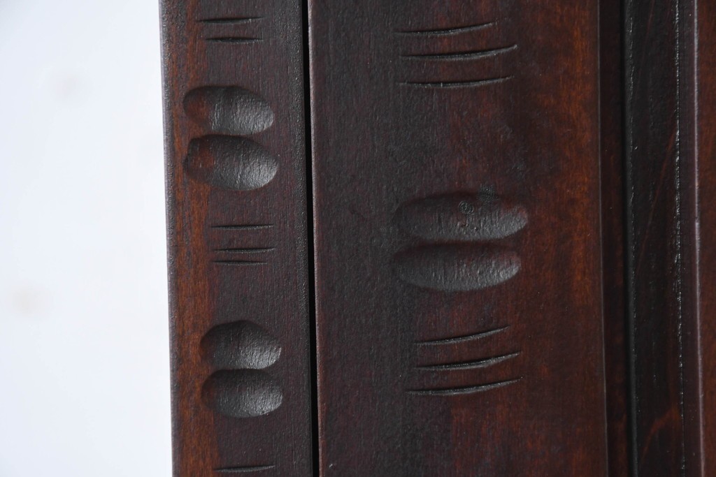 《脚(台輪)取り付け加工費込み》　中古　超美品　軽井沢彫り　桜文様の精緻な木彫が映えるガラス戸食器棚　(R-084583)