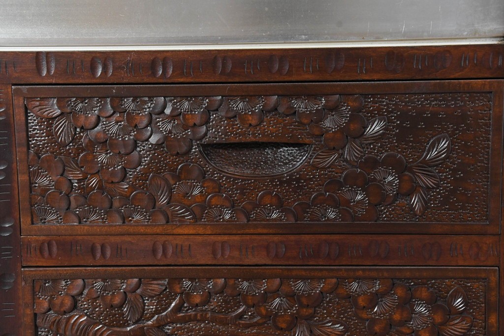 《脚(台輪)取り付け加工費込み》　中古　超美品　軽井沢彫り　桜文様の精緻な木彫が映えるガラス戸食器棚　(R-084583)