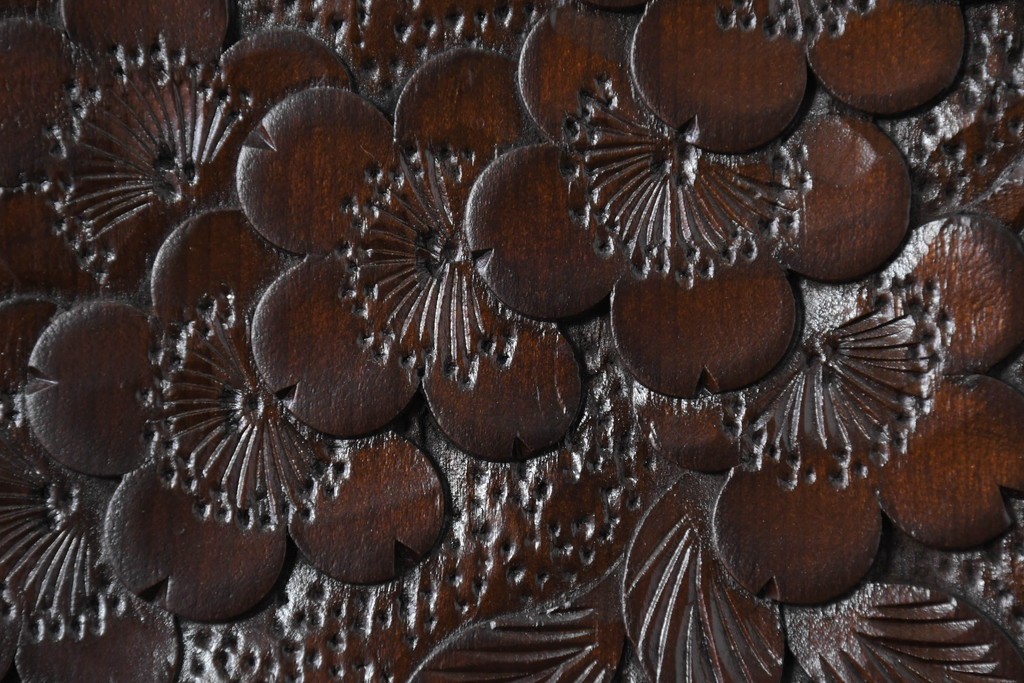 《脚(台輪)取り付け加工費込み》　中古　超美品　軽井沢彫り　桜文様の精緻な木彫が映えるガラス戸食器棚　(R-084583)