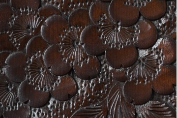 《脚(台輪)取り付け加工費込み》　中古　超美品　軽井沢彫り　桜文様の精緻な木彫が映えるガラス戸食器棚　(R-084583)